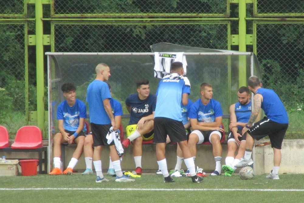 FC Drenovets - photo with the men's team from the third league during training